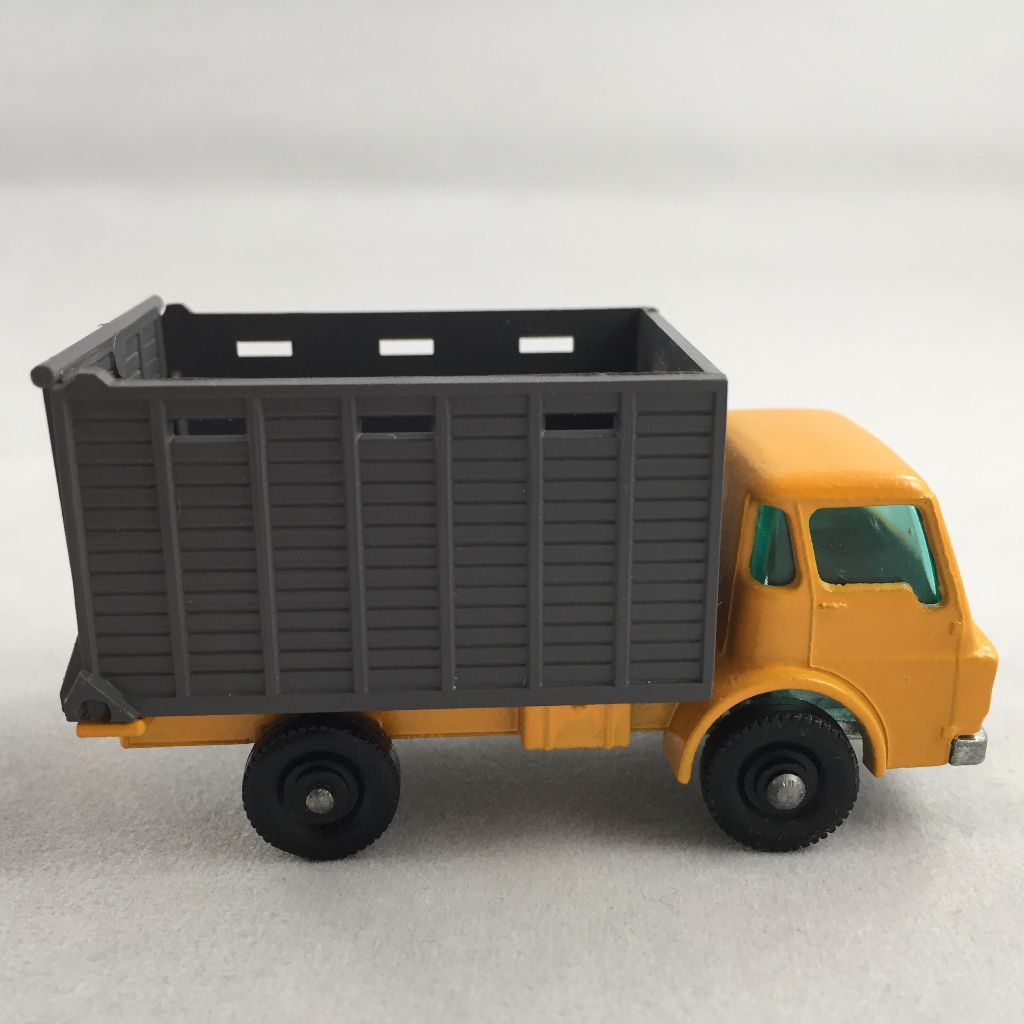 1960’s MATCHBOX LESNEY No. 37 CATTLE TRUCK Complete With 2 COWS Die-Cast